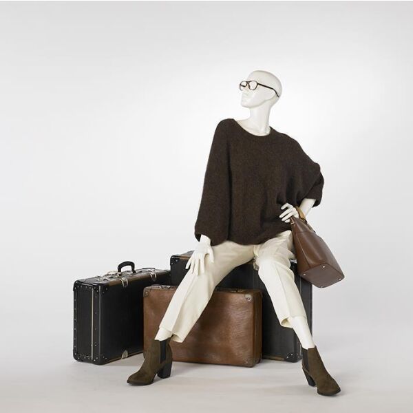 COY premium Damenfigur C1106 sitzend