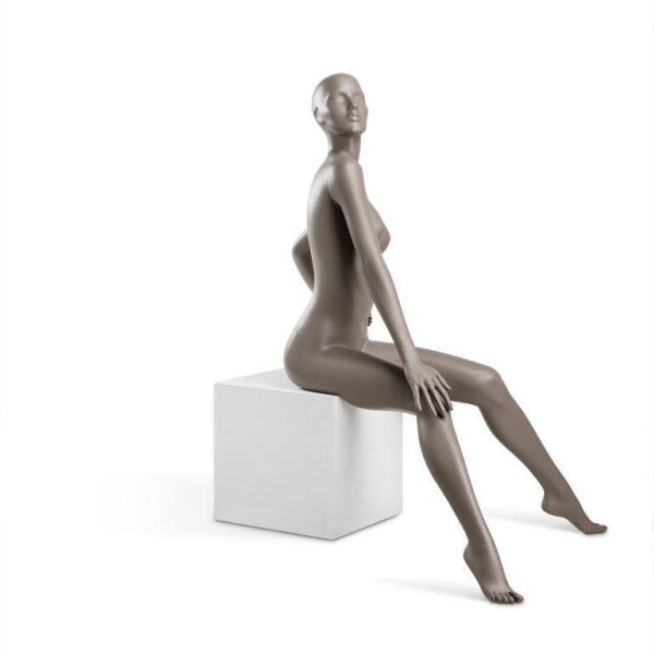 COY premium Damenfigur C1106 sitzend